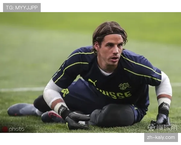 瞬间定格：门兴门将索默扑出单刀后，手抛球直接发动进攻形成射门